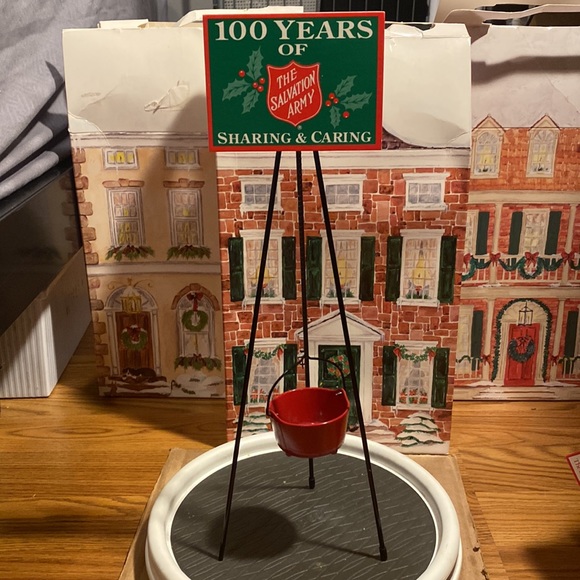 Byers’ Choice Ltd. Woman Bell Ringer With Kettle. - Picture 7 of 17